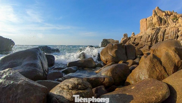 Hang Rái khoác lên mình vẻ thơ mộng, nhẹ nhàng những con sóng rì rào vỗ vào bờ như "bản giao hưởng bên biển".