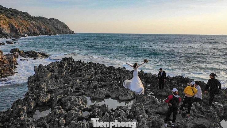 Nhiều cặp đôi lựa chọn Hang Rái làm địa điểm chụp ảnh cưới nhờ cảnh quan tự nhiên đặc trưng. “Khoảnh khắc đẹp nhất là khi mặt trời vừa lên, nước bắt đầu tràn qua đá, nhìn giống như một dòng thác phát sáng”, một du khách đến từ Hà Nội chia sẻ.