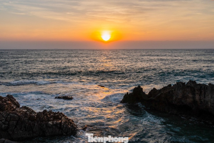 Đến Hang Rái, ngoài việc ngắm bình minh, du khách có thể trải nghiệm tắm biển, leo núi Chúa hoặc thưởng thức những món đặc sản thơm ngon của vùng đất Ninh Thuận cũ (nay là Khánh Hòa).