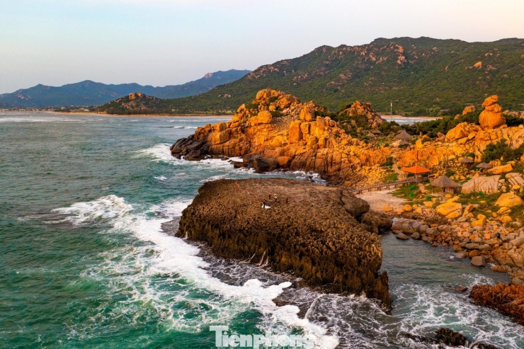 Với cảnh quan khác biệt và thời điểm tham quan lý tưởng, Hang Rái là một trong những điểm "phải đến" khi du lịch Khánh Hòa.