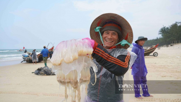 Ngư dân Phan Đình (trú thôn 9, xã Bến Hải) vui mừng khi 2 ngày đánh bắt 4,5 tấn sứa biển, bán được 9 triệu đồng. Ảnh: Ngọc Vũ.