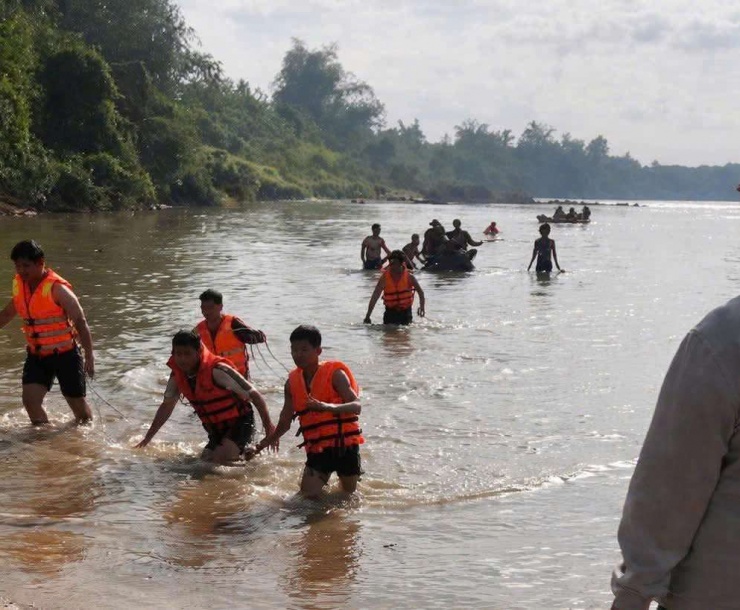 Các lực lượng đã hỗ trợ tìm kiếm khi đại úy&nbsp;Nguyễn Xuân Hải bị mất tích trên sông. Ảnh cắt từ clip