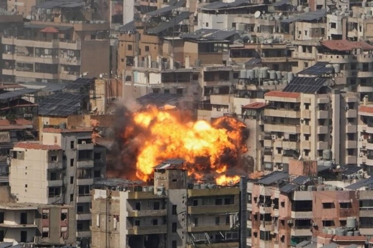 Khói lửa bốc lên sau khi Israel không kích ngoại ô thủ đô Beirut của Li-băng, ngày 11/3/2026, nhằm tiêu diệt các lực lượng thân Iran. Ảnh: AP.