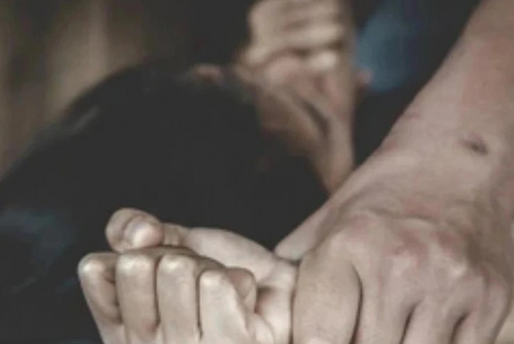 Bé gái 13 tuổi bị nhóm 'yêu râu xanh' xâm hại đến mang thai