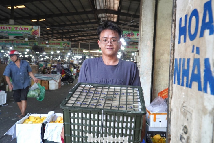 Cước vận chuyển tăng trên mỗi thùng hàng khiến tiểu thương lo lắng.