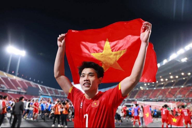 Sau liên tục những màn thể hiện xuất sắc tại giải U23 châu Á 2026, Đình Bắc - nam cầu thủ sinh năm 2004 trở thành cái tên khiến cộng đồng mạng “phát cuồng”. Chàng cầu thủ quê Nghệ An nhận nhiều lời khen ngợi bởi sự bản lĩnh, tự tin trên sân cỏ nhưng ngoài đời lại rất khiêm tốn, giản dị.