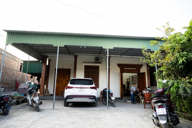 Ngôi nhà của Đình Bắc mang vẻ mộc mạc, đặc trưng của vùng quê nghèo miền Trung, nơi nuôi dưỡng ý chí kiên cường của chàng tiền đạo trẻ. Không gian sống đơn sơ nhưng ấm áp, là điểm tựa tinh thần vững chắc nhất sau những trận cầu rực lửa trên sân cỏ. Bên trong còn có một khoảng sân rộng.