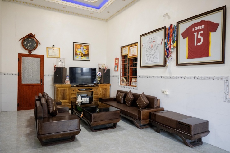 Phòng khách khang trang, được sắp xếp gọn gàng, chỉn chu.