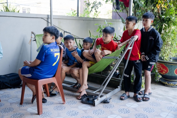 Trẻ con trong xóm cũng tụ tập tại sân nhà của nam cầu thủ.