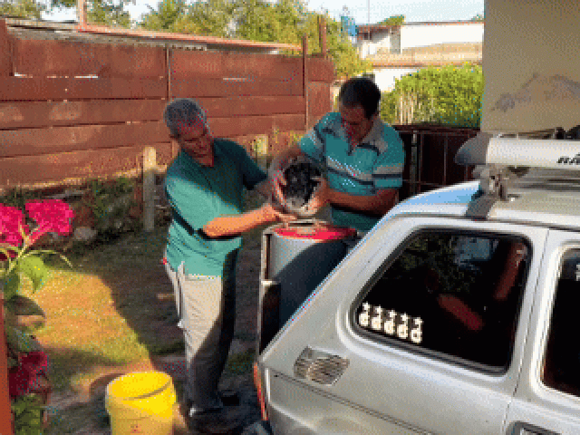 Không có xăng, người đàn ông Cuba chế tạo ôtô chạy bằng than