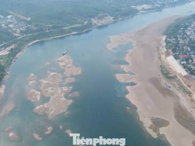 Sông Đà cạn nước, cát trắng lộ ra: Cảnh đẹp hiếm thấy, nỗi lo hiện hữu