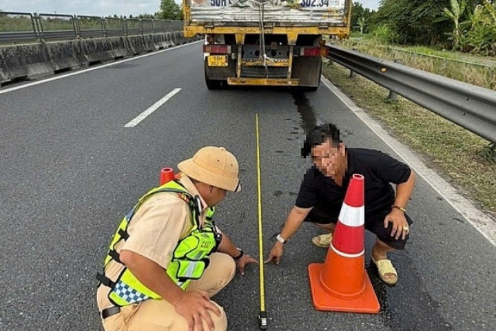 Tài xế bị phạt 13 triệu vì đặt cảnh báo sai quy tắc