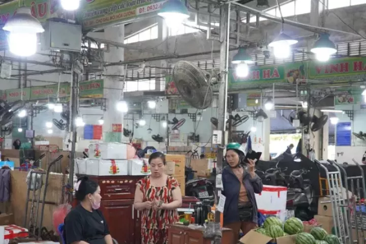 Tiểu thương chợ đầu mối 'đứng ngồi không yên' vì cước phí phi mã