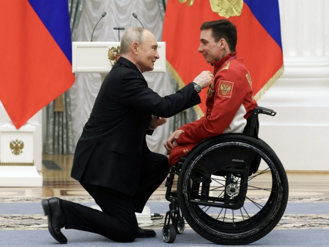 Ông Putin quỳ gối trao huân chương cho VĐV Nga ngồi xe lăn vô địch Paralympic