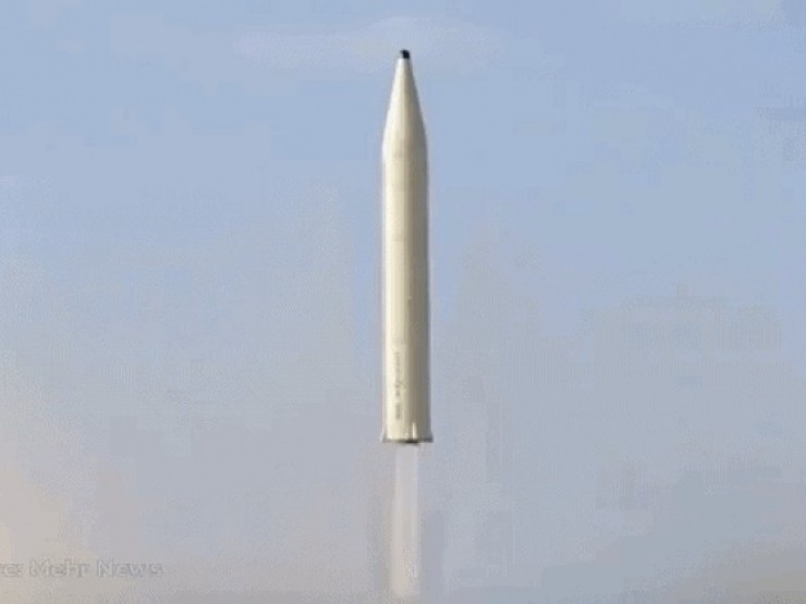 Iran mở đợt tấn công quy mô lớn, cảnh báo phong tỏa eo biển Hormuz