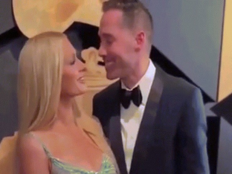 Khoảnh khắc khiến chồng Paris Hilton bị nhận xét 'tổn thương vì quá yêu vợ'