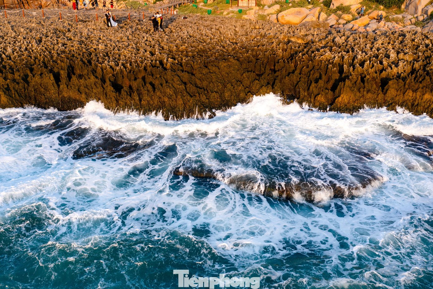 Các lớp đá xếp chồng tạo thành nhiều bậc tự nhiên hướng ra đại dương.