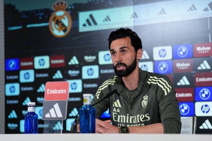 Real Madrid đại chiến Atletico: Arbeloa báo tin vui về Mbappe - Bellingham - 1