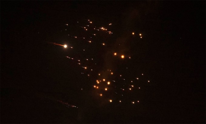 Vệt sáng của các quả đạn con trên bầu trời thành phố Netanya, Israel ngày 18/3. Ảnh: AFP