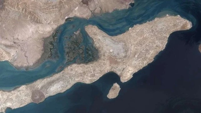 Đảo Qeshm - "tàu sân bay không thể chìm" của Iran. Ảnh: NASA.