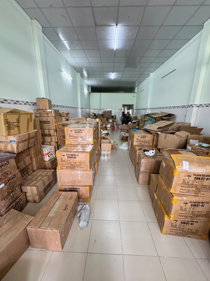 Công an TPHCM đột kích "công xưởng kem trộn" giữa lòng thành phố - 4