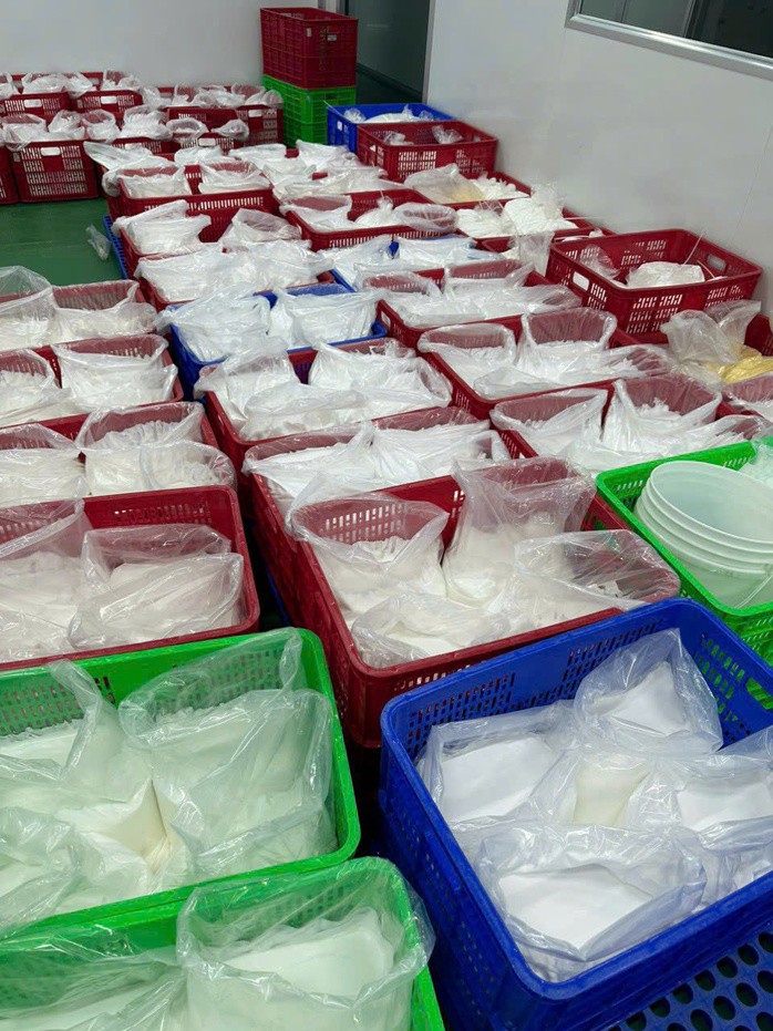 Công an TPHCM đột kích "công xưởng kem trộn" giữa lòng thành phố - 5