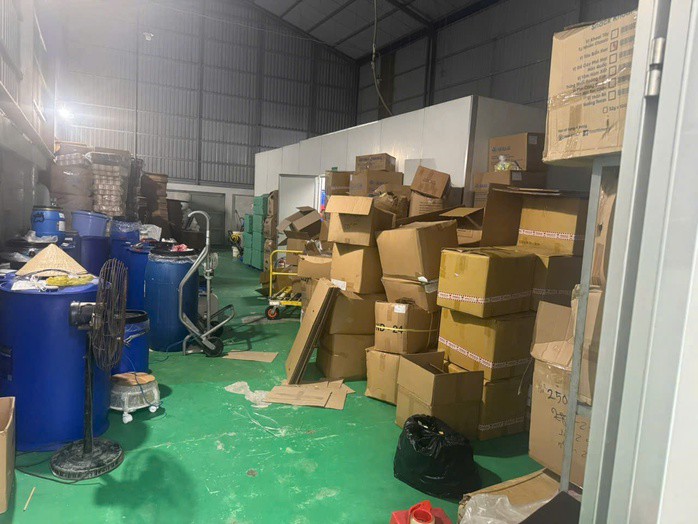 Công an TPHCM đột kích "công xưởng kem trộn" giữa lòng thành phố - 6