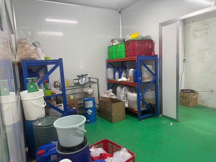 Công an TPHCM đột kích "công xưởng kem trộn" giữa lòng thành phố - 9