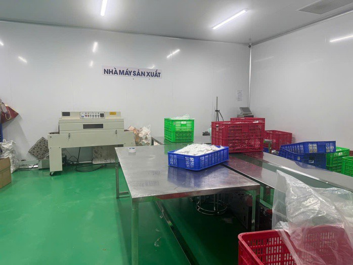 Công an TPHCM đột kích "công xưởng kem trộn" giữa lòng thành phố - 8