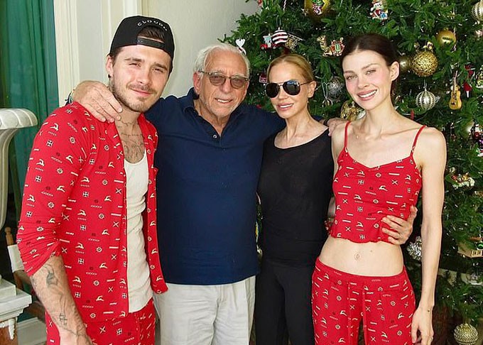 Vợ chồng Brooklyn bên bố mẹ vợ hồi Giáng sinh 2025. Ảnh: Instagram
