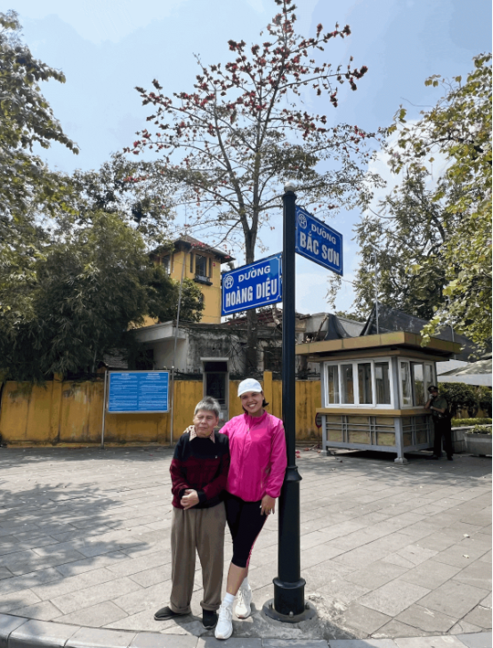 Chị Phượng cùng bố check-in cây hoa gạo ở đường Hoàng Diệu, đường Bắc Sơn (Ảnh: Lệ Quyên)