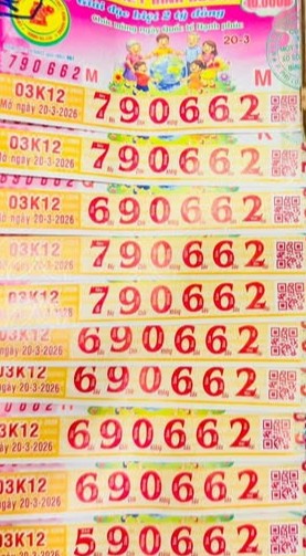 Giải độc đắc và giải an ủi của vé số Bình Dương trúng tại TPHCM. Ảnh: ĐLVS Thùy Dương