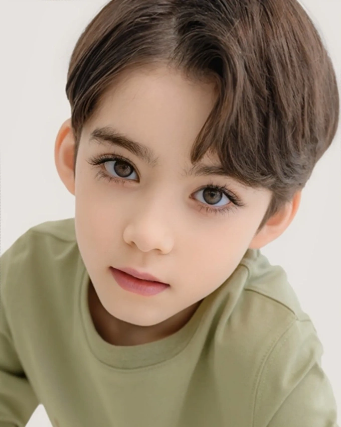 Cậu bé đẹp nhất thế giới sau gần 10 năm nổi tiếng - 3