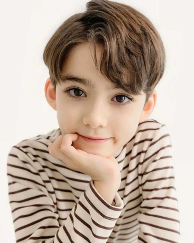 Cậu bé đẹp nhất thế giới sau gần 10 năm nổi tiếng - 10