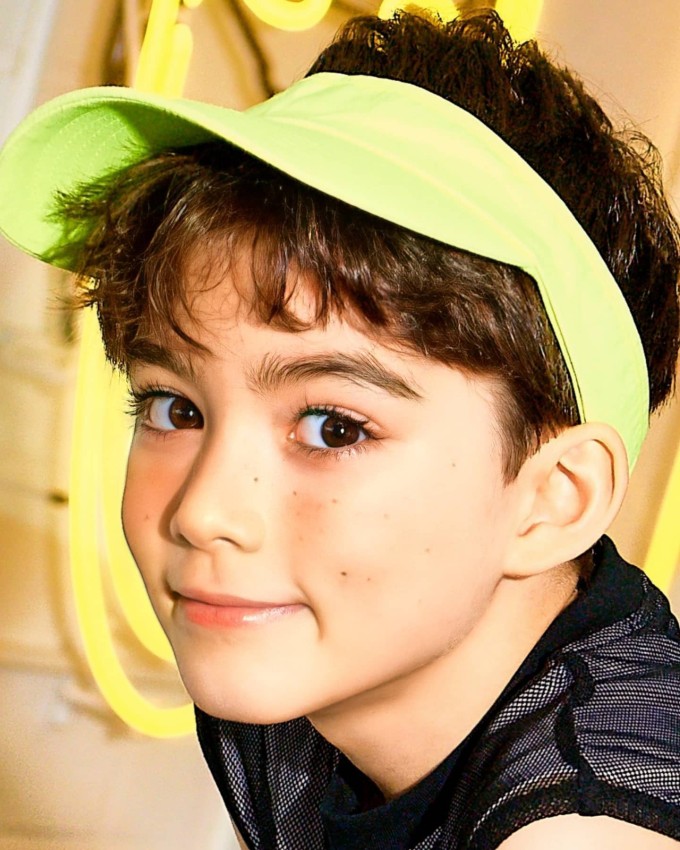 Cậu bé đẹp nhất thế giới sau gần 10 năm nổi tiếng - 4