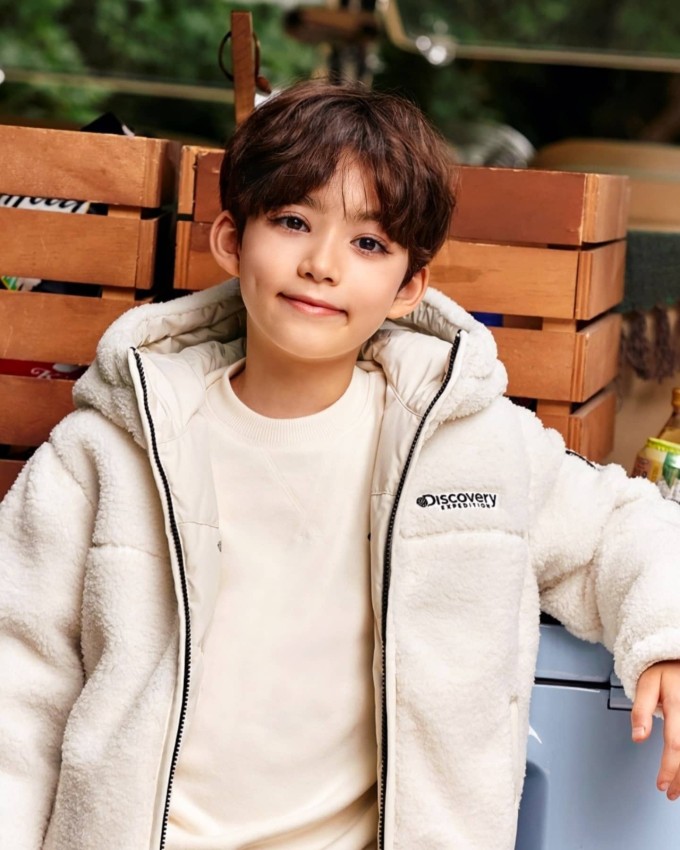 Cậu bé đẹp nhất thế giới sau gần 10 năm nổi tiếng - 5