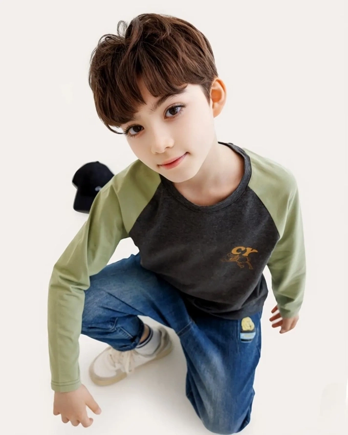 Cậu bé đẹp nhất thế giới sau gần 10 năm nổi tiếng - 11