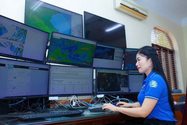 Dự báo viên Đài Khí tượng thủy văn tỉnh Nghệ An trong ca trực mỗi ngày.