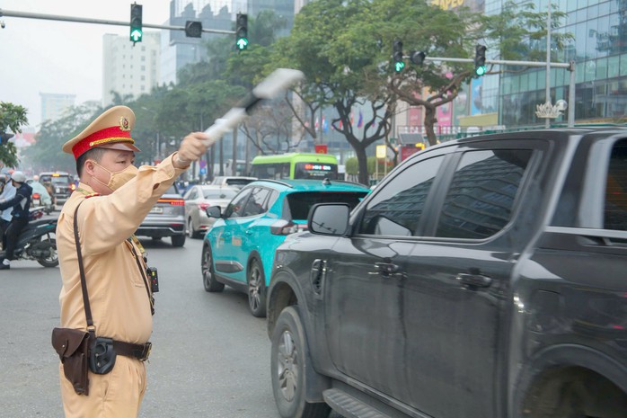 CSGT khuyến cáo người dân cần xem trên giấy tờ kiểm định để xác định rõ xe bán tải của mình. Ảnh minh hoạ