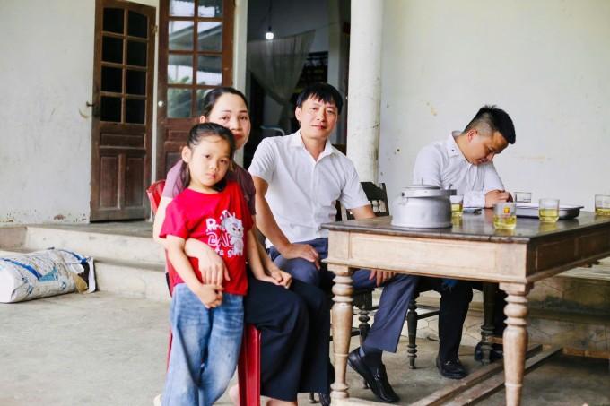 Bé Diệu Anh bên mẹ, trò chuyện với nhóm của anh Song Hà, hôm 18/3. Ảnh: Đức Trung