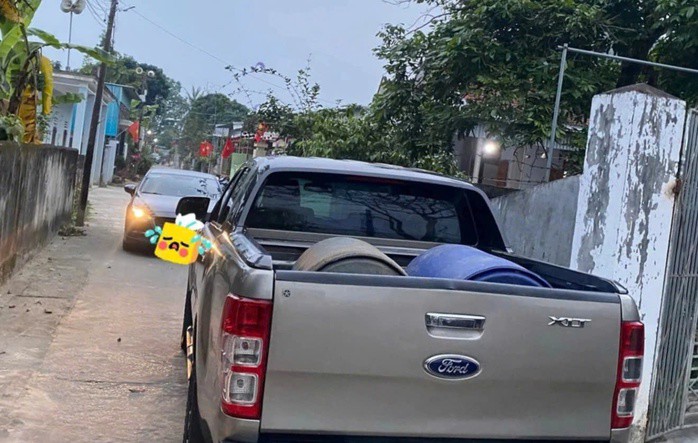 Hình ảnh xe bán tải đậu cản trở đường đi. Nguồn: MXH