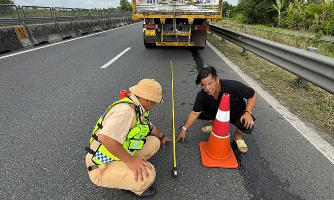 Lực lượng chức năng tiến hành đo đạc khoảng cách đặt chóp nón cảnh báo của tài xế. Ảnh: Cục CSGT