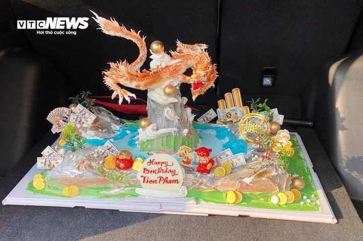 Bánh được vận chuyển bằng xe ô tô để giao cho khách.