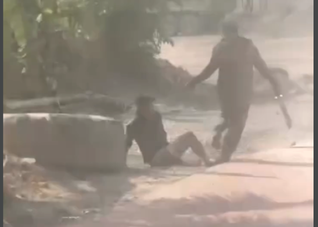 Các đối tượng dùng hung khí hỗn chiến trong khu vực bãi đá. Ảnh: cắt từ clip.