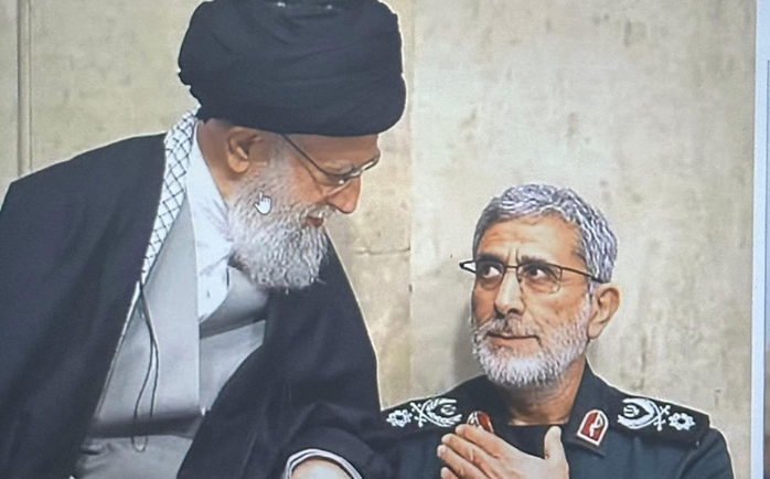 Tướng Esmail Qaani (bên phải) cùng với cố Lãnh tụ Tối cao Iran Ali Khamenei. Ảnh: MXH