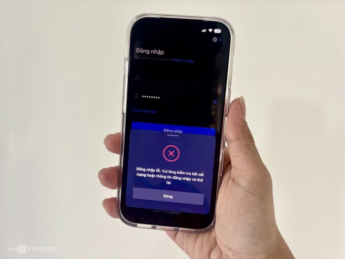 Người dùng đăng nhập vào ứng dụng ONUS chiều 21/3 nhưng được thông báo lỗi. Ảnh: Tất Đạt