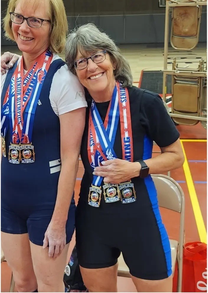 Bà Luhr (bên phải) chỉ cao 1m52, nhưng có thể nâng tạ hơn 90kg.