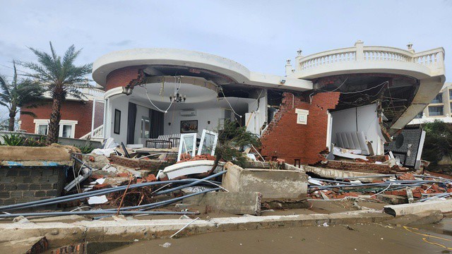 Hàng loạt căn biệt thự tại biển Xuân Thành sập đổ, hư hỏng nặng nề trong bão số 10.