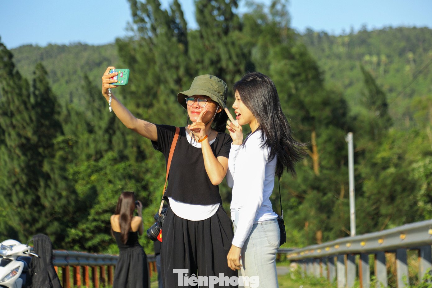 Nhiều bạn trẻ tìm đến cung đường này để tham quan, khám phá và lưu lại những khoảnh khắc check-in cùng nhau.