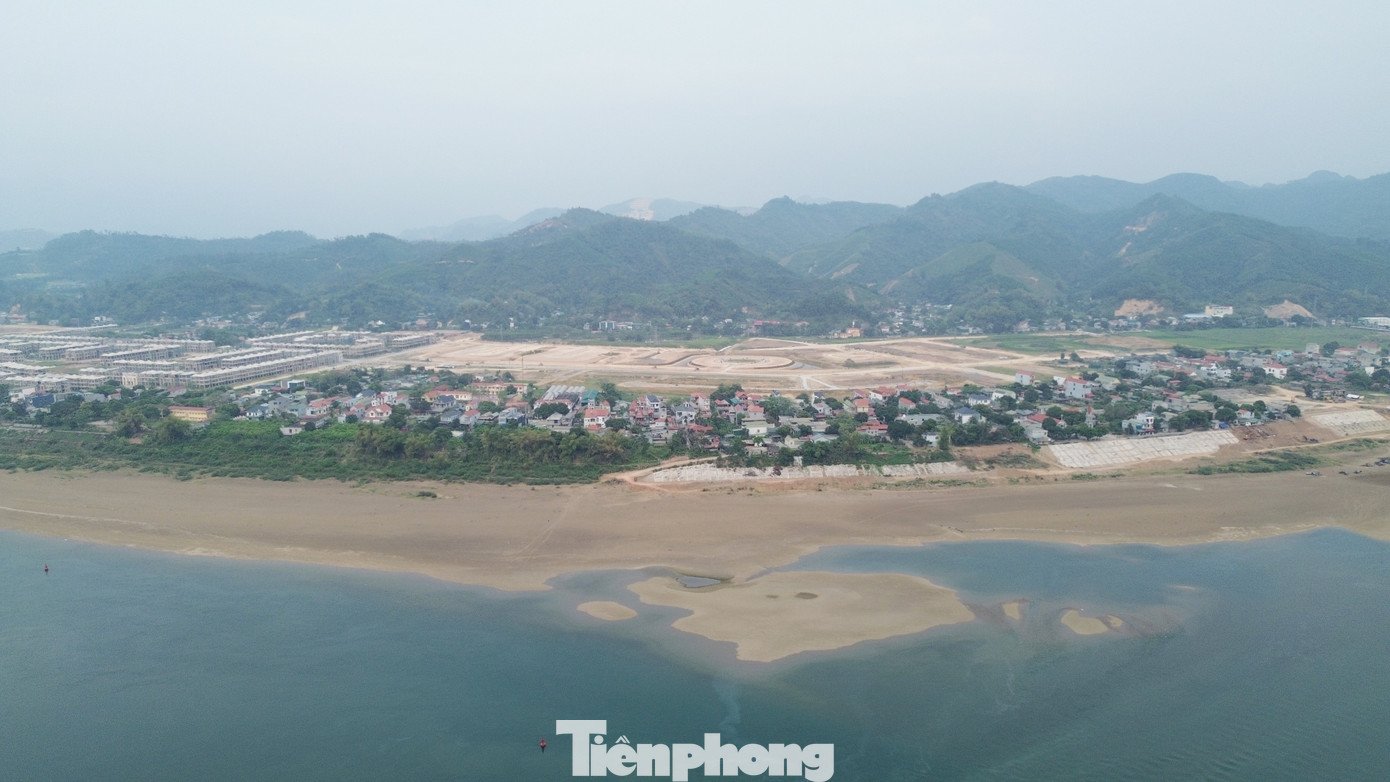 Sông Đà cạn nước, cát trắng lộ ra: Cảnh đẹp hiếm thấy, nỗi lo hiện hữu - 4